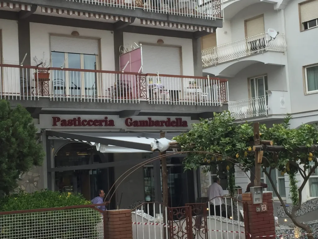 Insegna pasticceria storica con vincoli paesaggistici