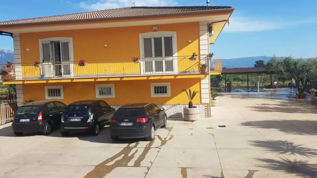 Decorazione abitazione privata, bugne angolari, fasce finestre e balconi