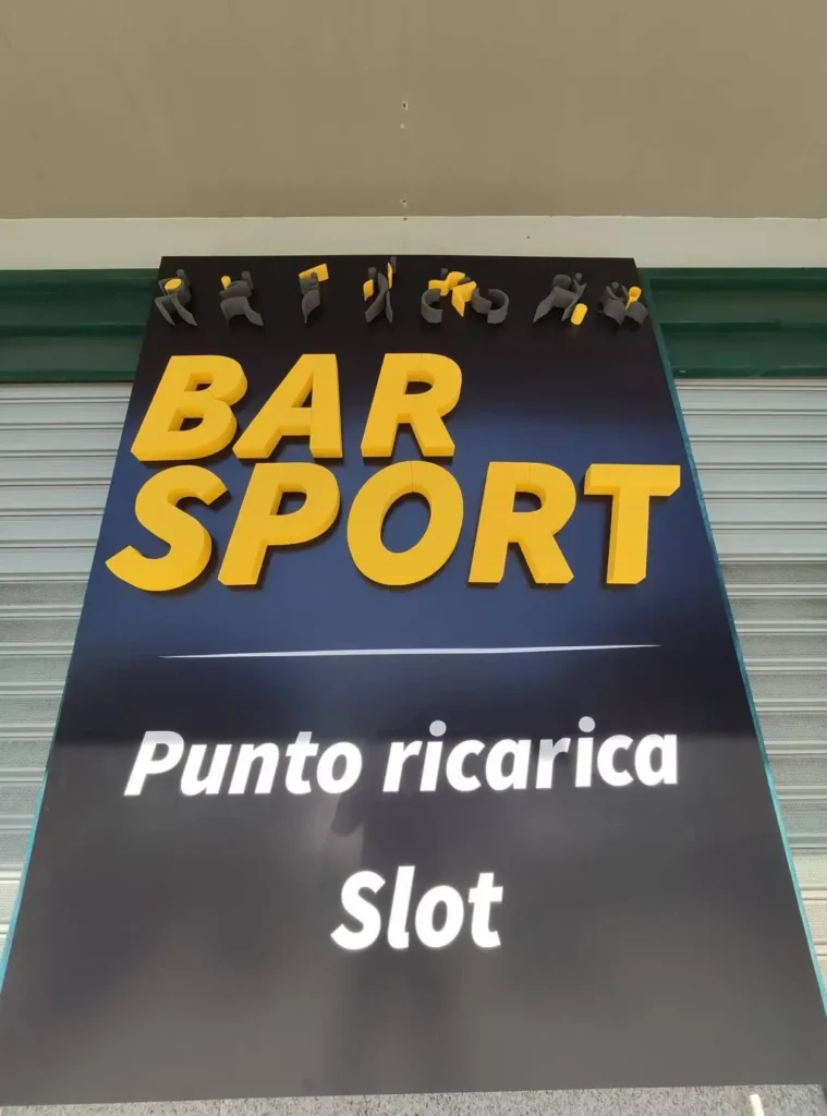 Insegna cassonetto in dibond, lettering in polistirolo e vinile ad intaglio