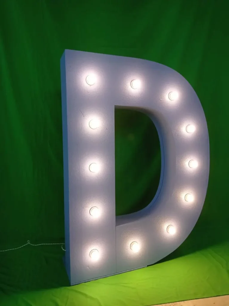 Lettera D con luci effetto Hollywood