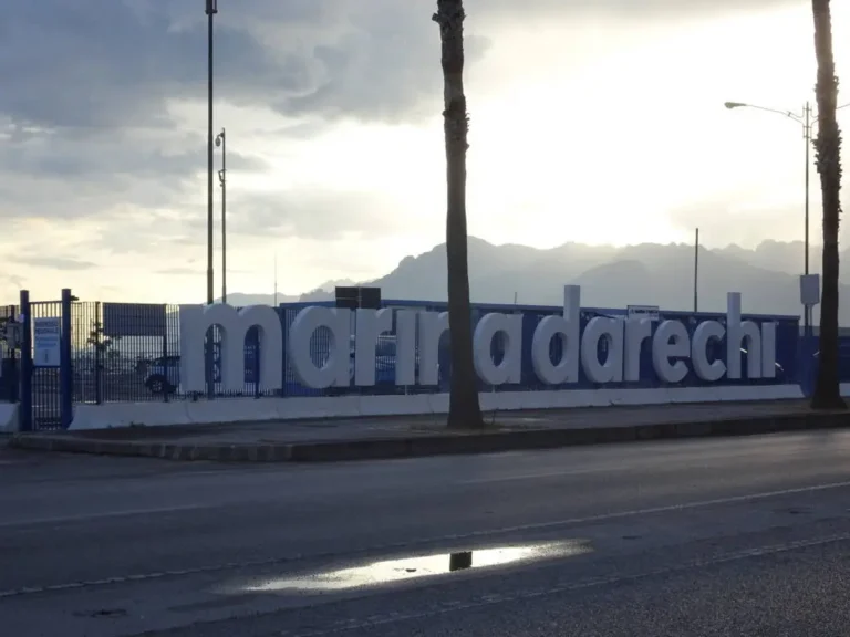 Lettering di benvenuto porto turistico Marina D’Arechi Salerno.