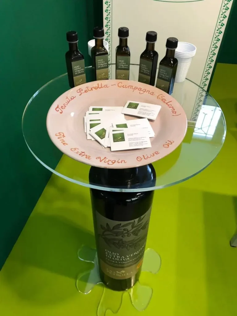 Riproduzione bottiglia olio che funge da tavolino