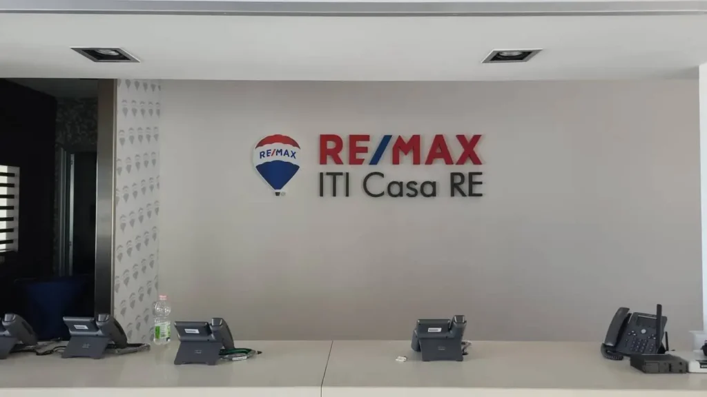 Logo e lettering immobilare Re Max