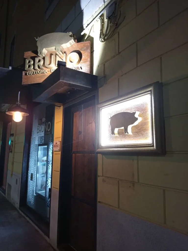 Insegna trattoria bruno, effetto legno, cornice led e dettagli oro