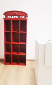 Libreria funzionale stile cabina telefonica