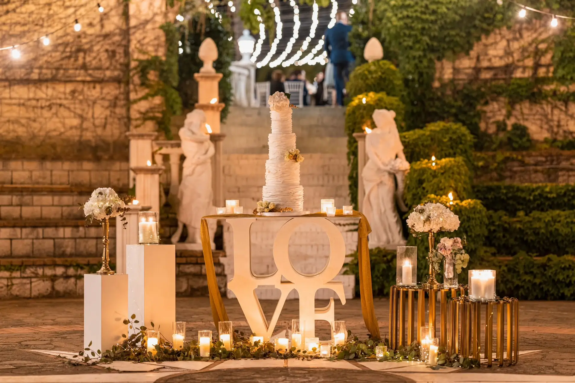 Tavolo LOVE in polistirolo, per torta nuziale