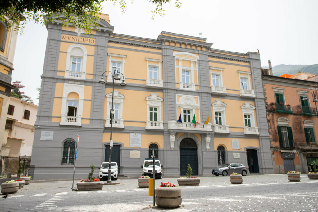 Cornici in polistirolo per il restauro del municipio Castellammare di Stabia