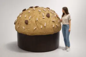 Panettone gigante in polistirolo mockup panettone