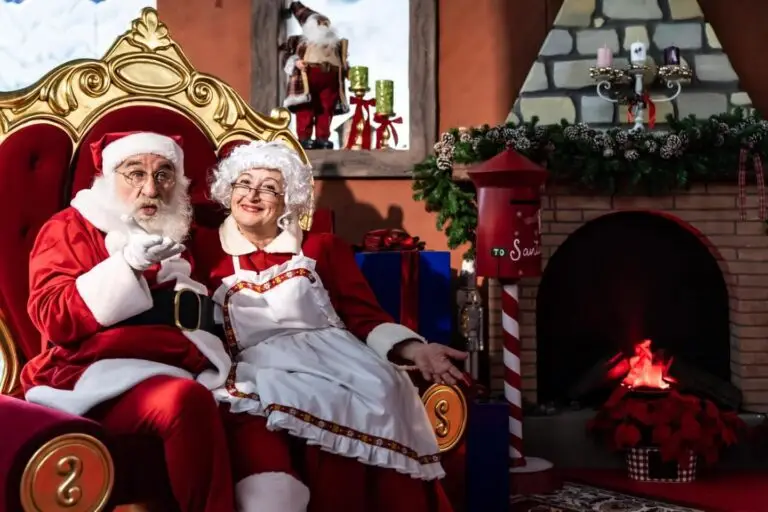 Babbo Natale e Mamma Natale nel Villaggio di Natale allestito al Centro Sicilia di Catania