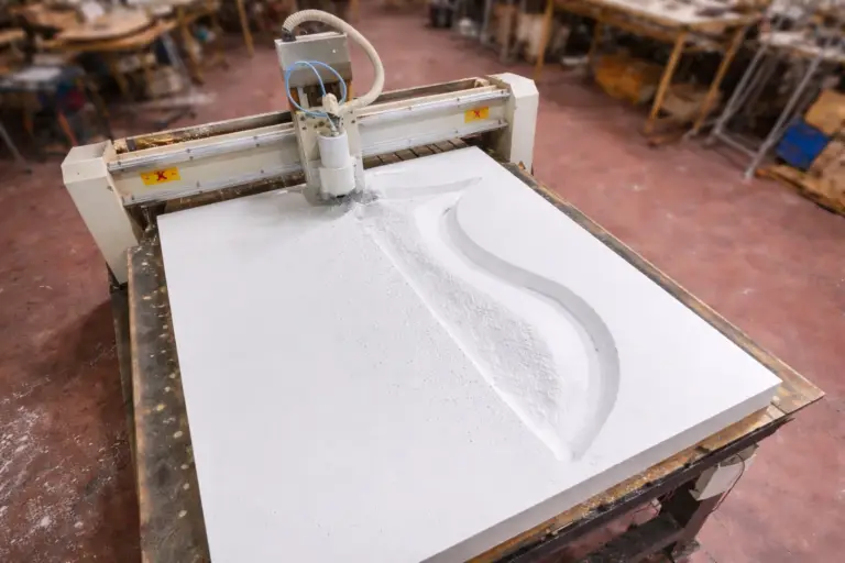 Fresatura CNC 3D di un blocco di polistirolo