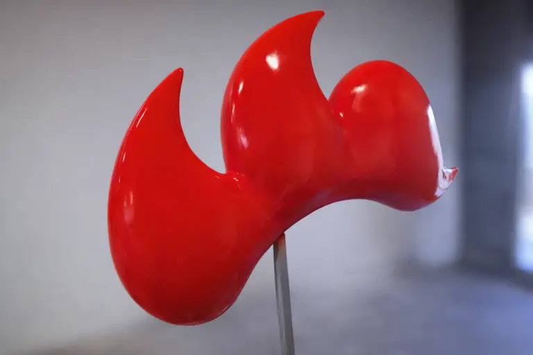 Skulptur aus Styropor, harzbeschichtet und hochglänzend spritzlackiert