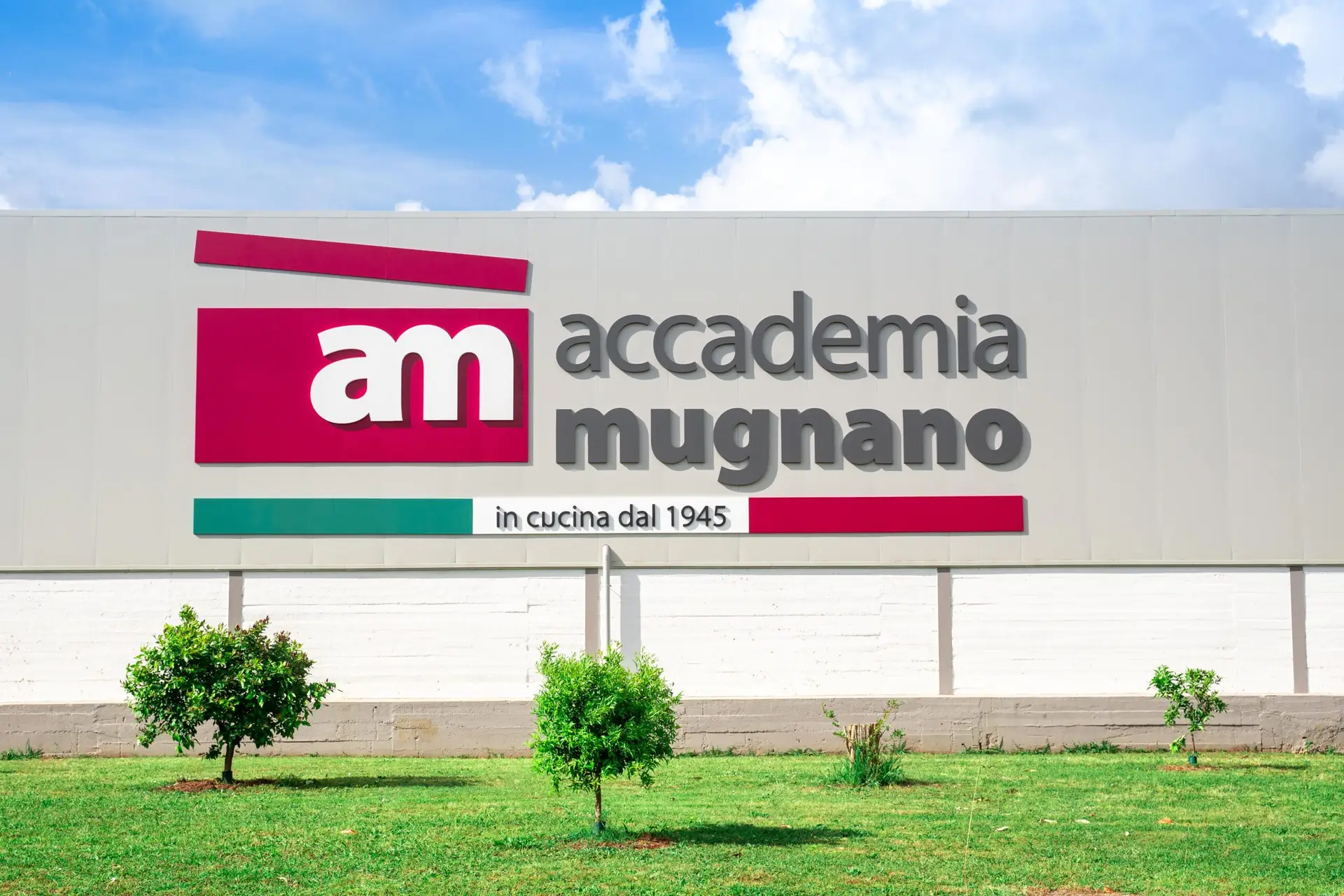 Installazione Epica: Insegna Gigante 12 m in Polistirolo per Accademia Mugnano