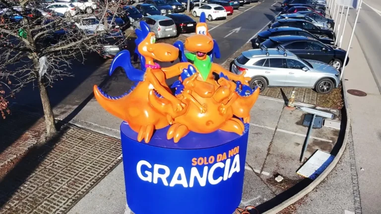 Parco Grancia, Svizzera, scultura mascotte in vetroresina con basamento
