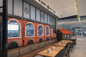 Vetrina Natalizia con Trenino Scenografico e Fotobooth per Caffetteria Mammamì – Centro Sicilia Catania