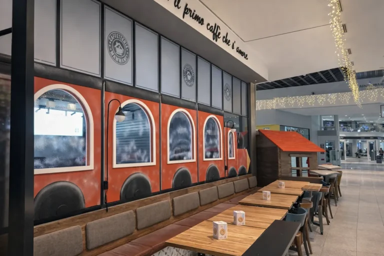 Vetrina Natalizia con Trenino Scenografico e Fotobooth per Caffetteria Mammamì – Centro Sicilia Catania
