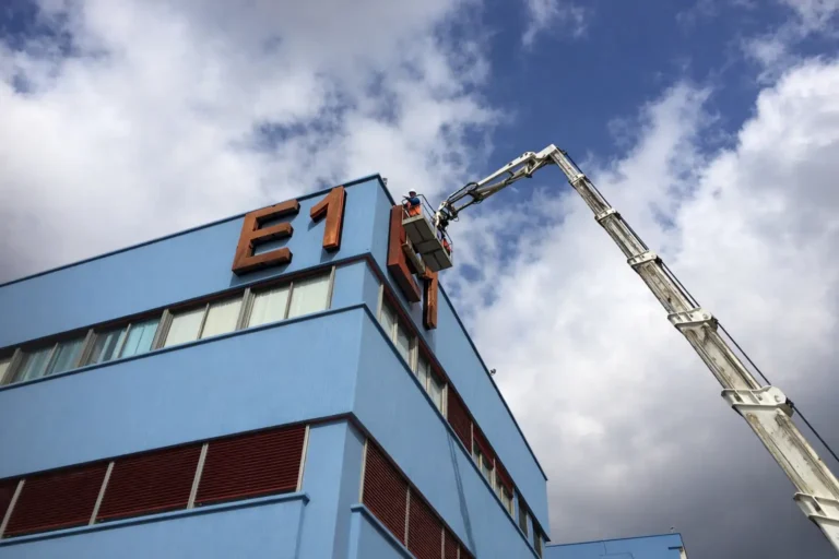 Montaggio in quota di lettere 3D su facciata con piattaforma aerea
